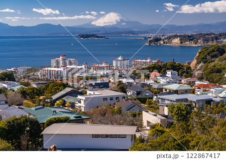 《神奈川県》富士山と江ノ島をのぞむ・湘南海岸の風景 《神奈川県》富士山と江ノ島をのぞむ・湘南海岸の風景 122867417