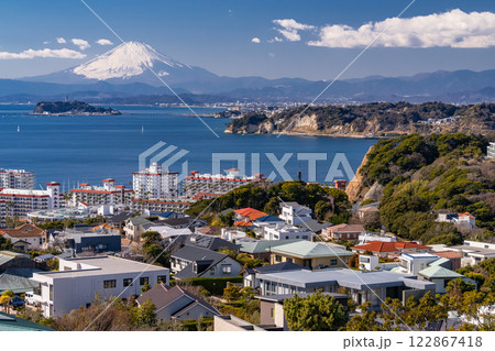 《神奈川県》富士山と江ノ島をのぞむ・湘南海岸の風景 122867418