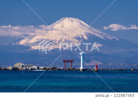 《神奈川県》富士山と大海原・森戸海岸の眺め 122867565