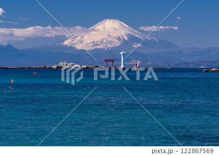 《神奈川県》富士山と大海原・森戸海岸の眺め 122867569