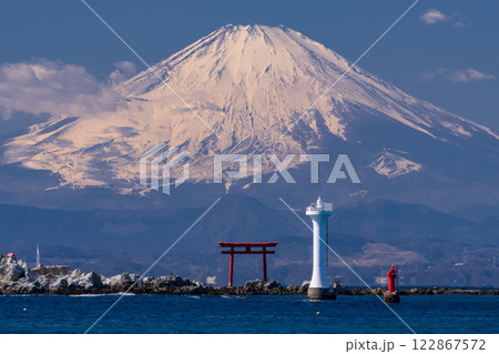 《神奈川県》富士山と大海原・森戸海岸の眺め 122867572