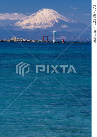 《神奈川県》富士山と大海原・森戸海岸の眺め 122867573