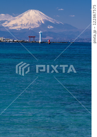 《神奈川県》富士山と大海原・森戸海岸の眺め 122867575