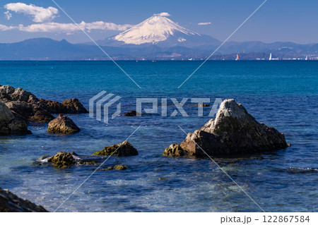 《神奈川県》富士山と大海原・森戸海岸の眺め 122867584