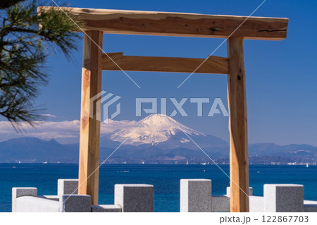 《神奈川県》鳥居の中の富士山・森戸海岸の眺望 122867703