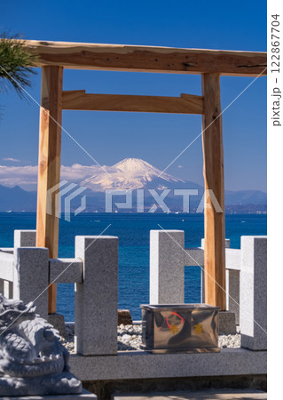 《神奈川県》鳥居の中の富士山・森戸海岸の眺望 122867704