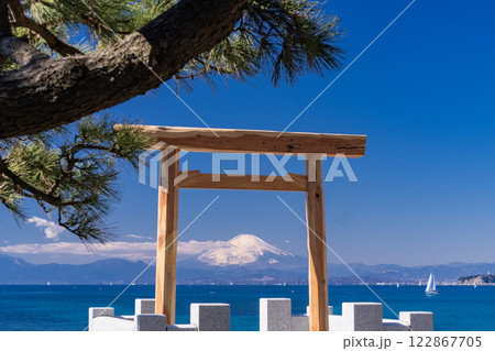 《神奈川県》鳥居の中の富士山・森戸海岸の眺望 122867705