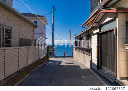 《神奈川県》海へ続く路地・森戸海岸 122867807