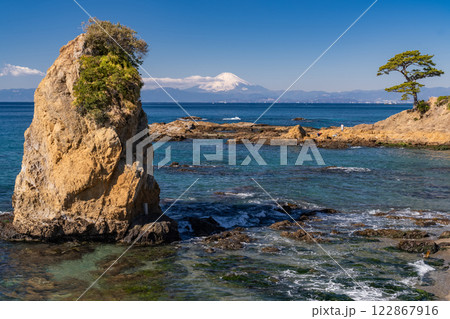 《神奈川県》立石公園からのぞむ冬の富士山 122867916