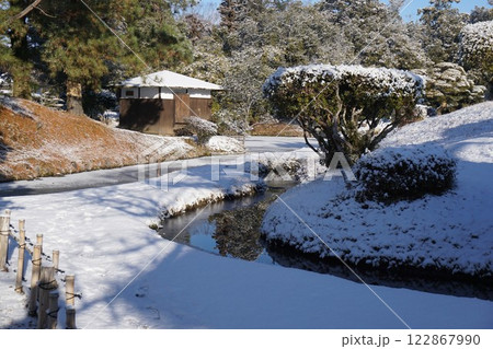 岡山県津山市にある回遊式日本庭園「衆楽園」：清涼軒と曲水の雪景色 122867990