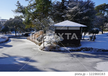 岡山県津山市にある回遊式日本庭園「衆楽園」：雪景色の清涼軒 122868163
