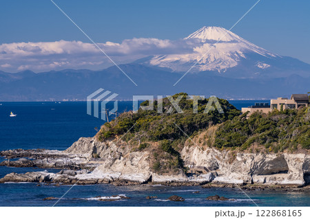 《神奈川県》三浦半島からのぞむ相模湾ごしの富士山 122868165