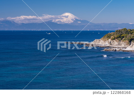 《神奈川県》三浦半島からのぞむ相模湾ごしの富士山 122868168