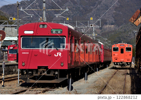 駅構内に留置される播但線103系3500番台電車 122868212