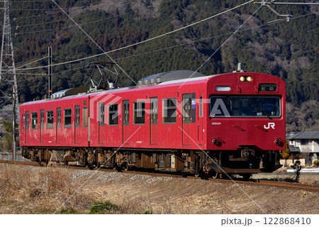 播但線を走る103系3500番台普通電車2両 122868410