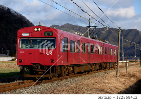 播但線を走る103系3500番台普通電車2両 122868412