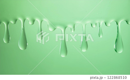 上から水のような透明な液体が垂れている、緑の背景 122868510