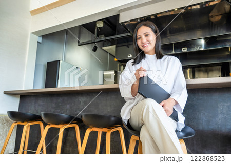 レストランオーナー ノートパソコンを持った若い女性 レストランオーナー ノートパソコンを持った若い女性 122868523