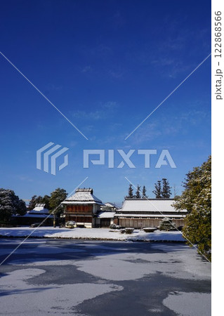 岡山県津山市にある回遊式日本庭園「衆楽園」:雪景色 岡山県津山市にある回遊式日本庭園「衆楽園」:雪景色 122868566