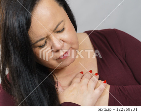 Adult woman having pain in chest Adult woman having pain in chest 122869231