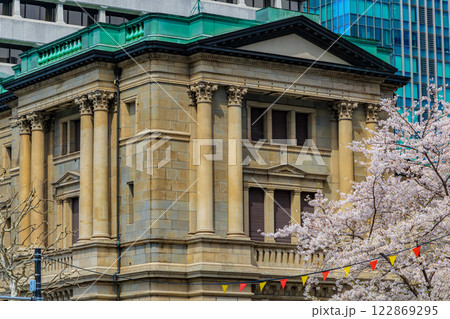 東京　中央区　日本銀行本店前の桜 122869295