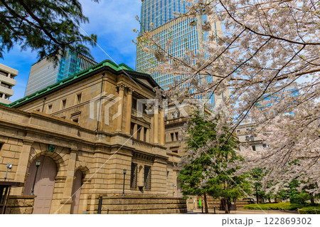 東京　中央区　日本銀行本店前の桜 122869302
