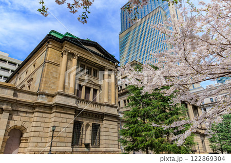 東京　中央区　日本銀行本店前の桜 122869304