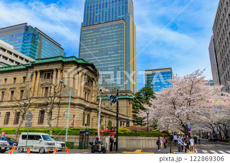 東京　中央区　日本銀行本店前の桜 122869306