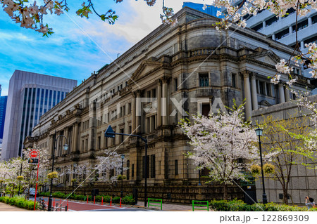 東京　中央区　日本銀行本店前の桜 122869309