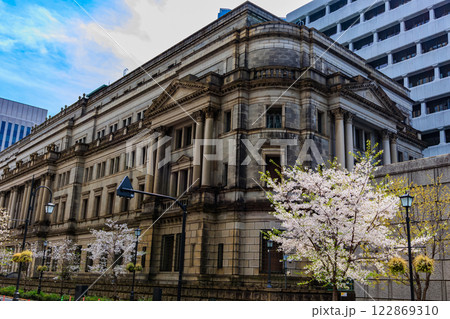 東京　中央区　日本銀行本店前の桜 122869310