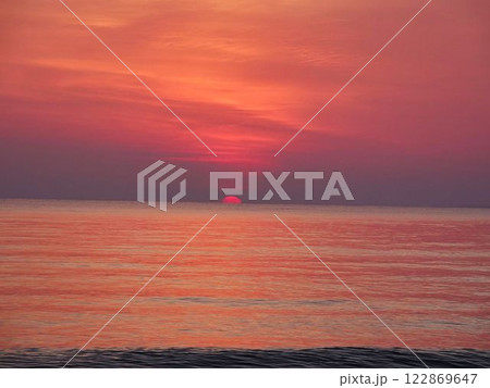 海に沈む夕日 海に沈む夕日 122869647