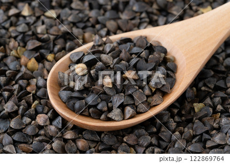 玄そば（殻つきのそばの実）のクローズアップ 122869764