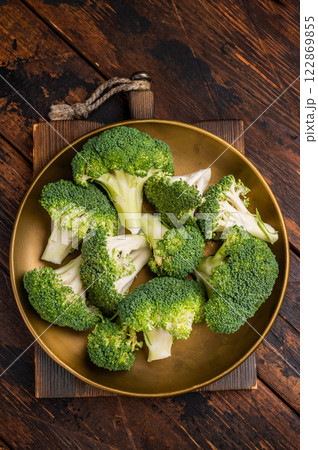 Fresh broccoli cabbage pieces on a plate. wooden background. top view 122869855