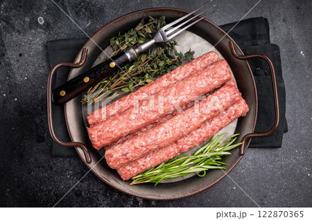 Fresh minced beef and lamb kebabs with fresh spices, arabic kofta kofte kebab. black background. top view 122870365
