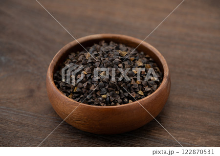 木の器に入った玄そば（殻つきのそばの実） 122870531