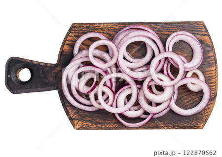 Sliced rings of red onion or purple onion isolated on white background. top view 122870662