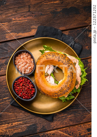 Fresh cooked Bagel with smoked salmon, lettuce and cream cheese in a plate. wooden background. top view 122871202
