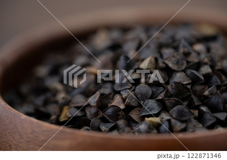 玄そば（殻つきのそばの実）のクローズアップ 122871346