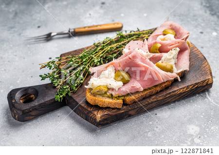 Open Sandwich with Prosciutto Cotto, mozzarella and olives. grey background. top view 122871841
