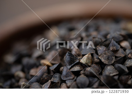 玄そば（殻つきのそばの実）のクローズアップ 122871930