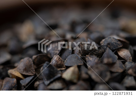 玄そば（殻つきのそばの実）のクローズアップ 122871931