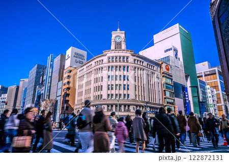日本の東京都市景観 2月。インバウンド続く…観光客らで賑わう銀座。青信号横断…=8日、ホコ天実施日 日本の東京都市景観 2月。インバウンド続く…観光客らで賑わう銀座。青信号横断…=8日、ホコ天実施日 122872131