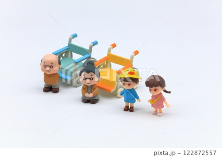 車椅子・シニアと子供のイメージ 122872557