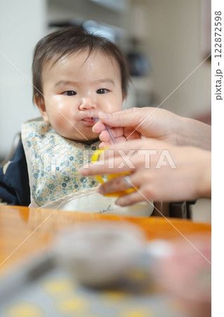 離乳食を食べている赤ちゃん 122872598