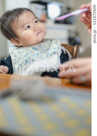 離乳食を食べている赤ちゃん 離乳食を食べている赤ちゃん 122872600