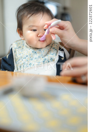 離乳食を食べている赤ちゃん 離乳食を食べている赤ちゃん 122872601