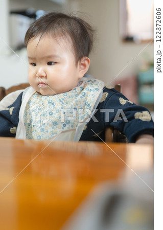 離乳食を食べている赤ちゃん 122872606