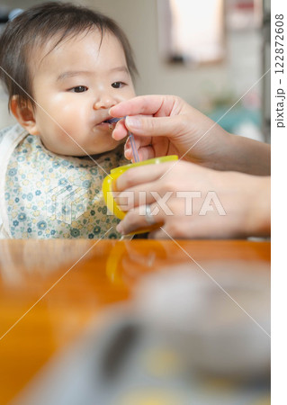 離乳食を食べている赤ちゃん 122872608