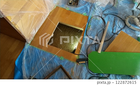 フローリングに入り口を作る作業風景 フローリングに入り口を作る作業風景 122872615