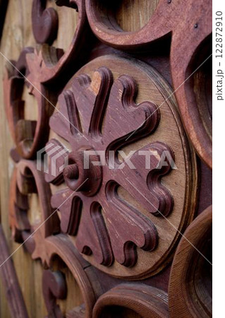 Wooden architecture. Floral pattern on the old gate. handiwork 122872910